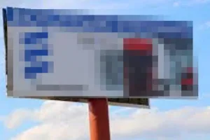 बरेली: नोंकझोंक के बीच शहर के चौराहों से हटाए अवैध यूनिपोल, डेढ़ लाख वसूले