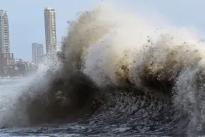 गुजरात: चक्रवात ‘बिपारजॉय’ के आगमन से पहले तटीय इलाकों में भारी बारिश