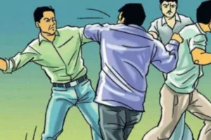 लखीमपुर-खीरी: गांव विष्णुपुर में दबंगों ने एक परिवार पर ढाया कहर...जमकर पीटा, वीडियो वायरल