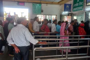 बरेली: टिकट नहीं लेंगे तो लगेगा जुर्माना, लाइन में लगे तो ट्रेन छूटेगी