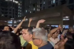 बकरीद पर कुर्बानी के लिए सोसाइटी में बकरे लाया शख्स, लोगों ने जमकर किया हंगामा, हनुमान चालीसा का किया पाठ