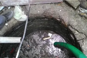 नैनीताल: सीवर का गंदा पानी नालों के रास्ते झील में समा रहा