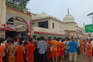 अयोध्या: हर-हर महादेव के जयकारों से गूंज रही रामनगरी, उमड़ा शिवभक्तों का सैलाब 