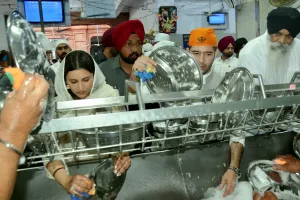 आप सांसद राघव चड्ढा और परिणीति चोपड़ा ने स्वर्ण मंदिर में टेका माथा  