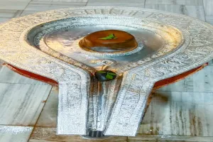 प्रतापगढ़: श्रद्धालुओं का मन मोह रहा बाबा घुइसरनाथ धाम का चांदी जड़ित अरघा