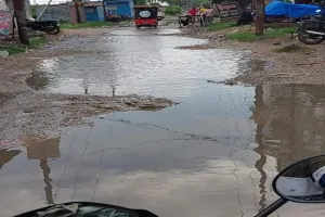 अयोध्या: सीएचसी पहुंचने से पहले ही मरीजों को मिल रहे जख्म, गड्ढायुक्त सड़कें व जलभराव की समस्या जूझ रहे लोग 