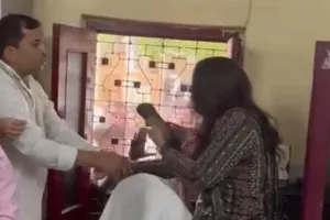 चप्पलबाज टीचर! आगरा में शिक्षिका ने चप्पल से की शिक्षकों की पिटाई, देखें Video