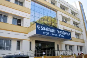 हल्द्वानी: 10 करोड़ के अस्पताल में जुगाड़ के डॉक्टर, फर्नीचर भी जुगाड़ का