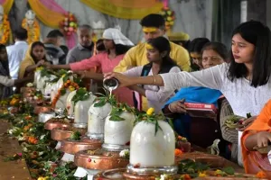 प्रयागराज: शिवमंदिरों में भक्तों की लगी कतार, हर-हर महादेव के उद्षोष से शिवमय हुआ वातावरण