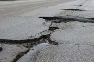 लखनऊ: मार्ग पर 'लापरवाही' और 'भ्रष्टाचार' के 'गड्ढे', संभलकर चलें जिम्मेदार बजरी डालकर भूल गए