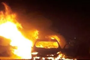 सुल्तानपुर में चलती कार में लगी आग, दो लोग बाल-बाल बचे 