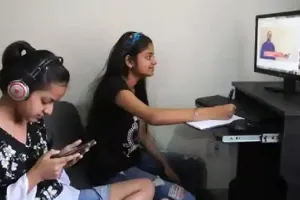 मोबाइल-लैपटॉप का ज्यादा इस्तेमाल कहीं छीन न ले आप के बच्चों की आंखों की रौशनी, आज ही लाइफस्टाइल में करें ये बदलाव