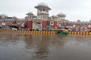 तेज बारिश में भीगा लखनऊ, हर तरफ लगा जाम  