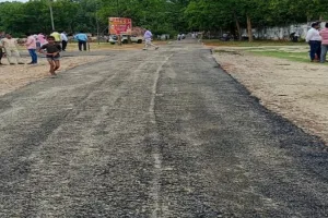 बहराइच में डिप्टी CM के दौरे से पहले ही बन गई सड़क, लोग बोले - रोज आएं जनप्रतिनिधि  