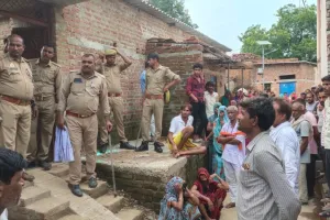हमीरपुर : शराबी नाती ने वृद्ध बाबा को डंडों से पीटकर मार डाला, नशे में शव के साथ कई घंटे लेटा रहा युवक  