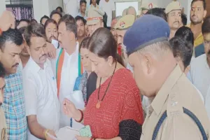 सुल्तानपुर में फ्लीट से गायब अफसरों पर मंत्री स्मृति ईरानी ने जताई नाराजगी, CDO और SDM पर लिया ये एक्शन