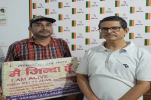 वाराणसी : खुद को जीवित साबित करने की मुहिम चला चुके संतोष आजाद अधिकार सेना में शामिल