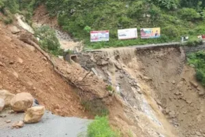 चमोली: कमेड़ा में 100 मीटर सड़क बही, VIRAL हो रहा वीडियो देखें इधर 