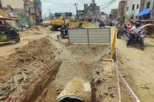 अयोध्या: रामपथ पर फिर टूटी आठ पाइप लाइनें, 10 मोहल्लों की जलापूर्ति ठप