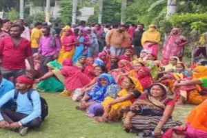 प्रयागराज में सफाई कर्मचारियों ने की Strike , शहर में लगे कूड़े के ढेर  