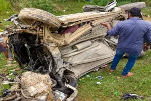 Sitapur Accident : हाइवे का पुल तोड़कर खाई में गिरी कार, मारुति नेक्सा के जीएम की मौत