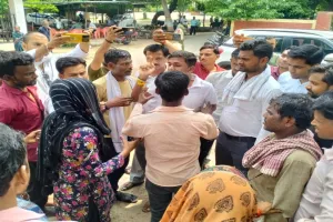 हमीरपुर में कोर्ट मैरिज करने आए प्रेमी युगल को लेकर हुआ जबरदस्त हंगामा, कोतवाली ले गई पुलिस 