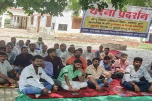 प्रतापगढ़ : बीडीओ का हो तबादला, नहीं तो कर्मचारियों का हो सामूहिक स्थानांतरण 