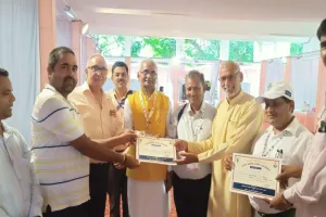 बहराइच के दो किसानों का वाराणसी में हुआ सम्मान, निदेशक ने दिया प्रमाण पत्र