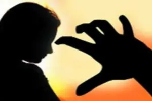 सुल्तानपुर : छात्रा से की छेड़छाड़, शिकायत पर घर में घुसकर पीटा 