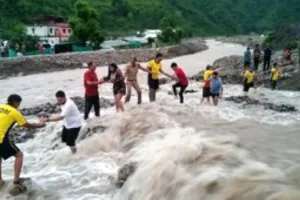 New Tehri: सीतापुर में बरसाती नाले में फंसे पर्यटकों को सुरक्षित निकाला गया 