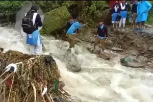बागेश्वर: जान हथेली पर रखकर उफनते नाला पार कर रहे स्कूली बच्चे 