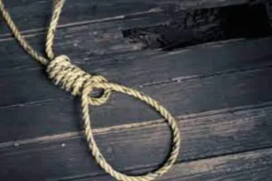 प्रयागराज : बंद कमरे में फंदे से लटकता मिला अधेड़ का शव