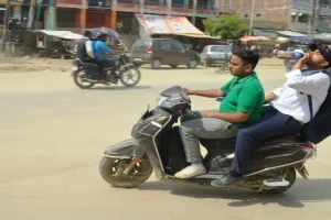 सड़क सुरक्षा पखवाड़ा : नियमों का पढ़ाया जा रहा पाठ, फिर भी सड़कों पर दिखा रहे ठाट 