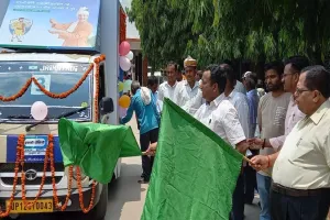 अयोध्या: फसल बीमा योजना के प्रति किसानों को जागरूक करने को निकला प्रचार वाहन