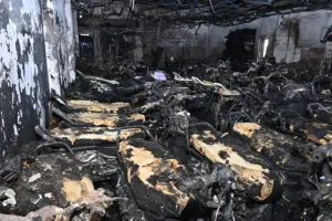 कानपुर में EV शोरूम में लगी भीषण आग, 48 गाड़ियां जलीं - कारोबारी झुलसा 