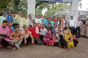 रायबरेली में सिपाहियों पर पीड़ित को थाने में बंद कर पीटने का आरोप, नाराज ग्रामीणों का प्रदर्शन 