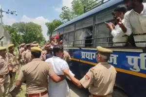 प्रयागराज : छात्र नेता से मिलने जेल पहुंचे सपा नेता गिरफ्तार, किया प्रदर्शन और हंगामा 