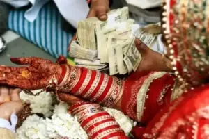 हरदोई : कपड़ा व्यवसायी ने कार और नकदी की मांग करते हुए बहू को भगाया