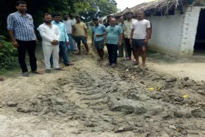 अयोध्या: विकास की राह देख रहे इमलिया गांव के बाशिंदे, पक्की सड़क न होने से प्रभावित हैं गांव के 12 मजरे