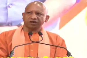 गोरखपुर में CM योगी ने दी लाभार्थियों को किस्त की सौगात, कहा - जनता गरीब तो समृद्ध नहीं हो सकता देश 