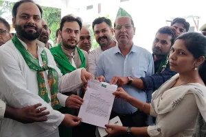 मुरादाबाद: एआईएमआईएम का मणिपुर की घटना के विरोध में प्रदर्शन, एडीएम सिटी को सौंपा ज्ञापन 