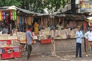 लखनऊ : कैसरबाग बस अड्डे पर अवैध वेंडरों की भरमार, मुख्य मार्ग को किये रहते हैं कब्जा