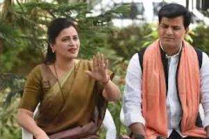 महाराष्ट्र: अमरावती में उद्धव ठाकरे समर्थकों ने सांसद नवनीत राणा और उनके पति के हटाए पोस्टर 