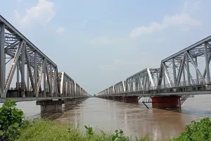 बहराइच : एल्गिन ब्रिज पर खतरे के निशान से दो सेंटीमीटर ऊपर पहुंची नदी