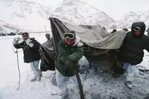 लखनऊ : सियाचिन में शहीद हुए कैप्टन अंशुमान सिंह, कई घायल