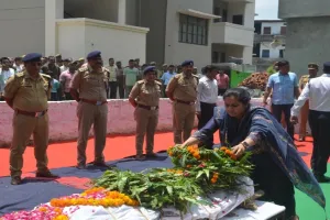 उन्नाव : दिवंगत इंस्पेक्टर को दी गई अंतिम विदाई, गार्ड ने दी सलामी