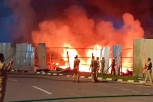 हमीरपुर : बुंदेलखंड एक्सप्रेस-वे गोदाम में लगी भीषण आग