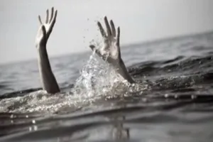 प्रयागराज : युवती ने गंगा में लगाई छलांग, नाविकों ने बचाई जान