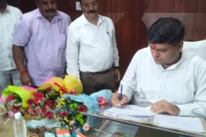 गोरखपुर : नवागत मंडलायुक्त अनिल ढींगरा ने संभाला कार्यभार, 2008 बैच के हैं आईएएस