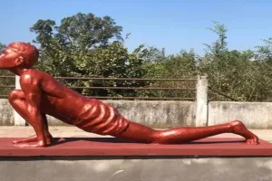 अयोध्या : नगर निगम ने सूर्य नमस्कार की विभिन्न मुद्राओं की मूर्तियों को किया स्थापित